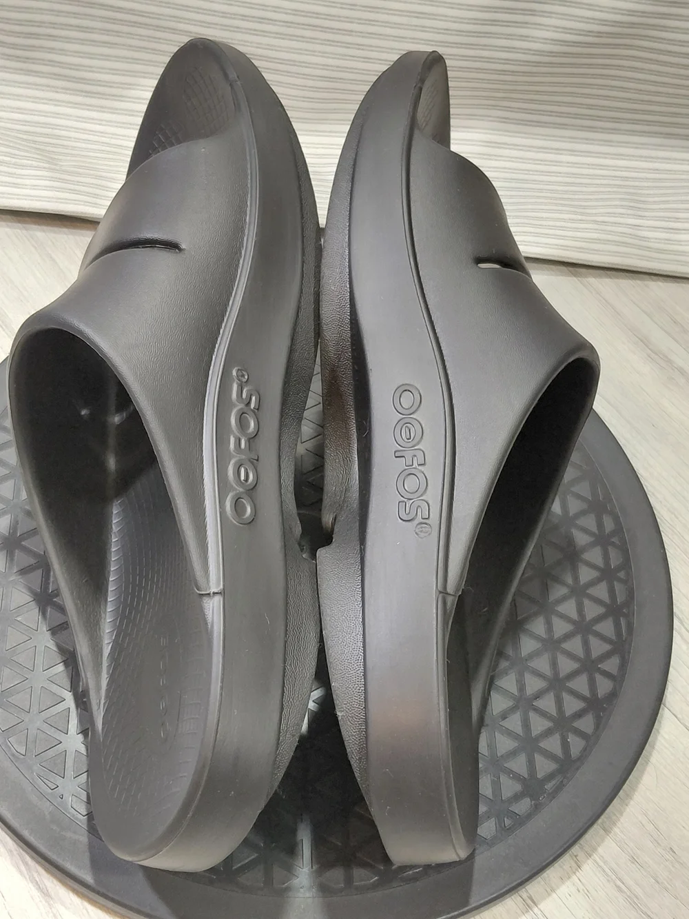 NEW OOFOS Mens OOahh Black Recovery Slide Sandal SIZE 11
